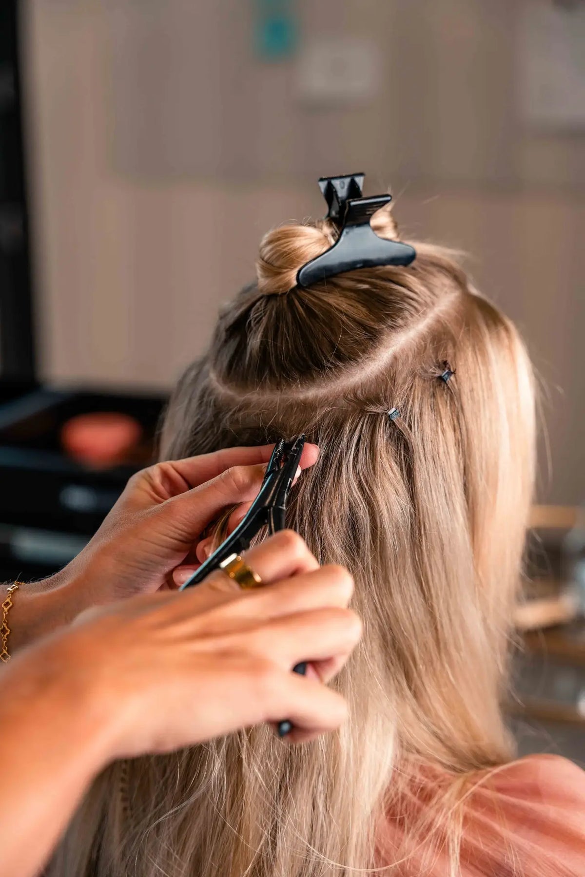 Weave die op een hoofd wordt geplaatst met een klem