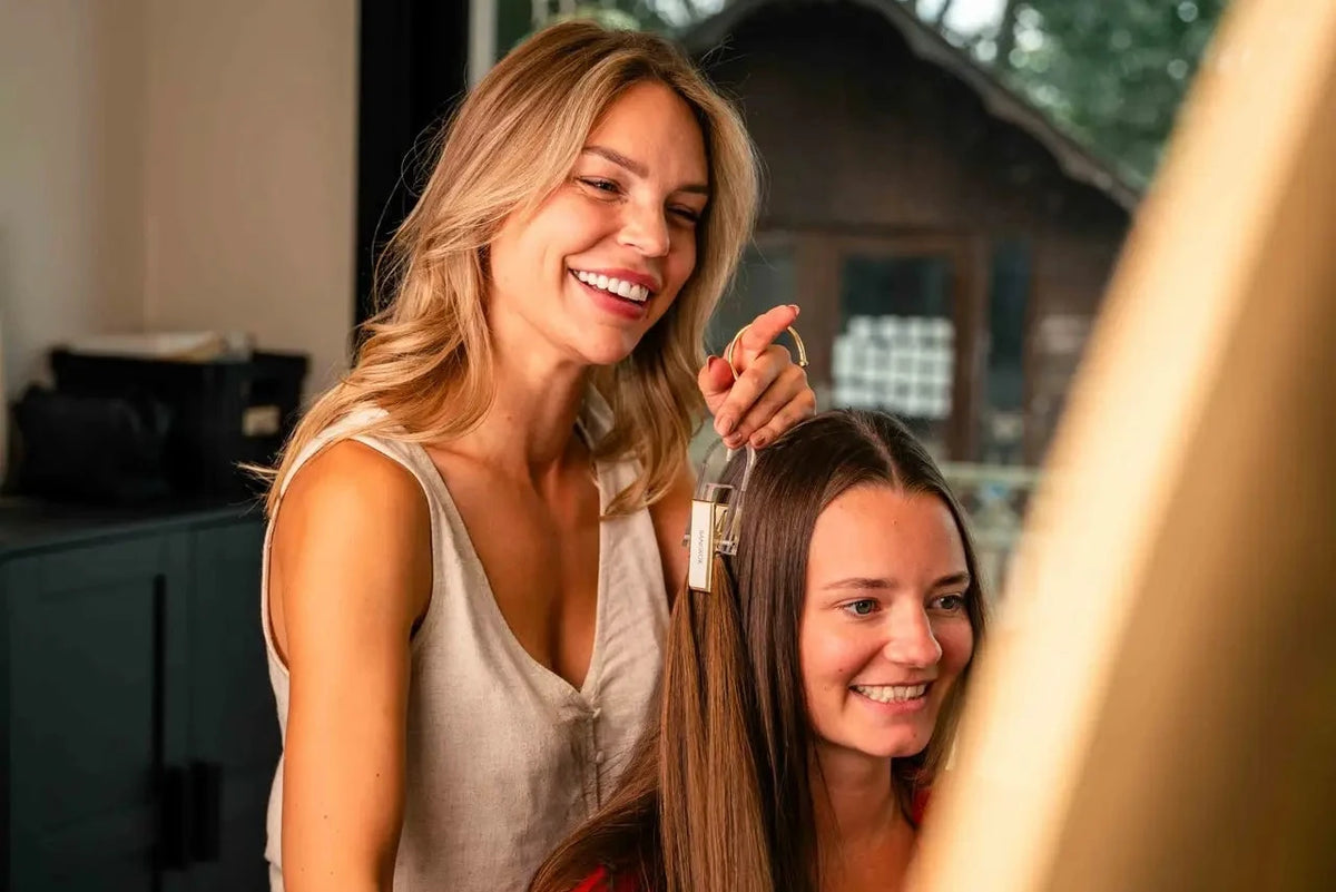 Fien en een model lachen tijdens de opleiding